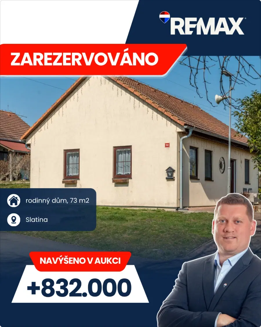 Antonín Mrňák vedle rodinného domu v Slatině u zarezervované nabídky s navýšením v aukci.