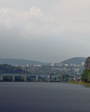 Realitní služby a prodej nemovitostí v Ústí nad Labem - panoramatický pohled na město a Labe